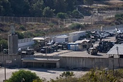 Armata israeliană trage cu gaze lacrimogene şi gloanţe de cauciuc în palestinieni, înainte de eliberarea unor deţinuţi palestinieni de la Închisoarea Ofer în Cisiodania, în cadrul acordului cu Hamas