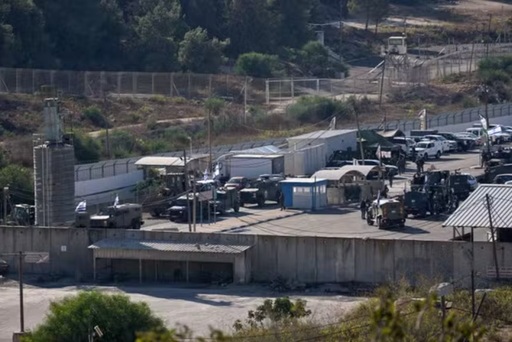 Armata israeliană trage cu gaze lacrimogene şi gloanţe de cauciuc în palestinieni, înainte de eliberarea unor deţinuţi palestinieni de la Închisoarea Ofer în Cisiodania, în cadrul acordului cu Hamas
