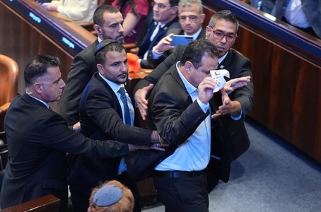 Discursul lui Trump în Knesset, întrerupt pentru scurt timp de un protest al doi parlamentari israelieni, Ofer Kassif şi Aymen Odeh, daţi afară din sală