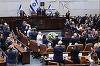 Trump le cere palestinienilor, în Parlamentul israelian, ”să se îndepărteze de la calea terorismului”. El evocă un eventual acord cu Iranul. După un discurs de o oră, spune în glumă că liderii reuniţi în Egipt pot să plece, din cauza întârzierii programul