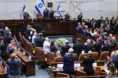 Trump le cere palestinienilor, în Parlamentul israelian, ”să se îndepărteze de la calea terorismului”. El evocă un eventual acord cu Iranul. După un discurs de o oră, spune în glumă că liderii reuniţi în Egipt pot să plece, din cauza întârzierii programului