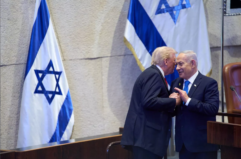 Donald Trump îi cere omologului său israelian Isaac Herzog, în Knesset, să-l graţieze pe Benjamin Netanyahu, inculpat pentru corupţie