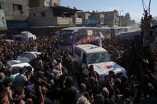 Deţinuţi palestinieni eliberaţi din Israel sosesc la Spitalul Nasser din Khan Yunis. 154 de deţinuţi palestinieni eliberaţi şi expulzaţi din Israel sosesc în Egipt