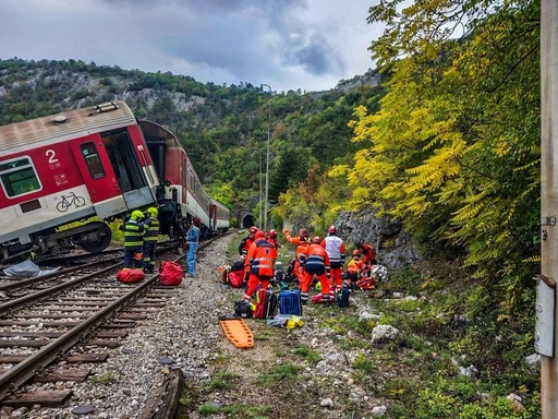 Cel puţin 66 de răniţi după coliziunea a două trenuri în Slovacia