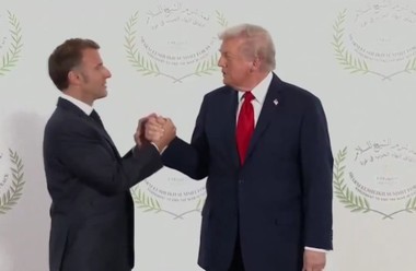 O nouă strângere de mână mai puţin obişnuită între Macron şi Trump se viralizează pe reţelele sociale. Glumele lui Trump la adresa lui Macron - VIDEO