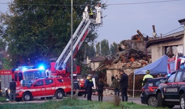 Trei carabinieri ucişi, 12 agenţi ai forţelor de ordine şi şapte pompieri răniţi în nordul Italiei, în explozia unei locuinţe la Castel d'Azzano, declanşată de trei fraţi agricultori, aflaţi în dificultate financiară, pe care forţele de ordine veniseră să-i evacueze