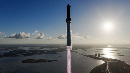 Starship, cea mai mare rachetă construită vreodată de Elon Musk, zboară în spaţiu şi apoi aterizează cu succes, într-un nou test reuşit