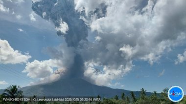 Muntele Lewotobi Laki-laki din Indonezia erupe din nou, aruncând cenuşă la 10 km înălţime / Oamenii trebuie să evacueze o zonă de şase-şapte kilometri în jurul sitului