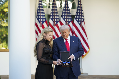 Trump acordă postum Medalia Prezidenţială a Libertăţii lui Charlie Kirk - FOTO