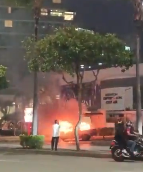 Un vehicul explodează în faţa unui mall din Ecuador – O persoană a murit, mai multe fiind rănite / Alt vehicul care conţinea explozibil, găsit în apropiere - VIDEO