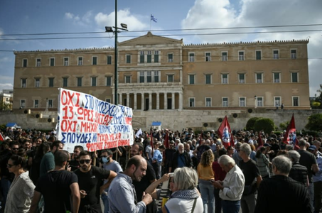 Deputaţii se pronunţă asupra posibilităţii unei zile de muncă de 13 ore în Grecia, paralizată de două greve generale denunţând un proiect de lege ”demn de Evul Mediu”