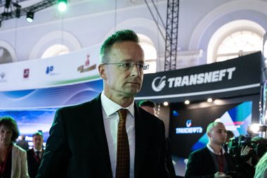 Aflat la Moscova în timp ce NATO se reunea la Bruxelles, ministrul de externe al Ungariei Peter Szijjarto atacă politica energetică europeană