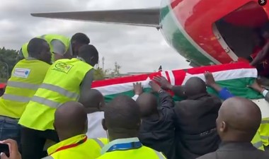 Scene de haos la Nairobi. Poliţia din Kenya trage cu gloanţe şi gaze lacrimogene asupra mulţimii adunate pentru a vedea trupul fostului prim-ministru Odinga - VIDEO