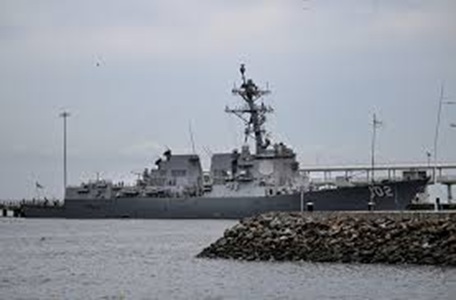 Un distrugător american găzduieşte supravieţuitorii unui atac asupra unei nave suspecte din Caraibe