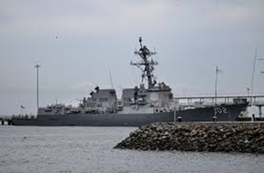 Un distrugător american găzduieşte supravieţuitorii unui atac asupra unei nave suspecte din Caraibe