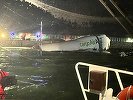 Hong Kong: Un avion cargo a lovit un vehicul la aterizare, a ieşit de pe pistă şi a căzut în mare. Două persoane au murit
