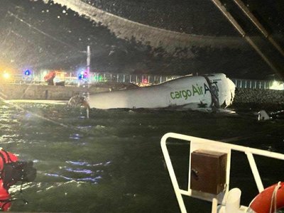 Hong Kong: Un avion cargo a lovit un vehicul la aterizare, a ieşit de pe pistă şi a căzut în mare. Două persoane au murit