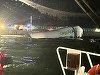 Hong Kong: Un avion cargo a lovit un vehicul la aterizare, a ieşit de pe pistă şi a căzut în mare. Două persoane au murit