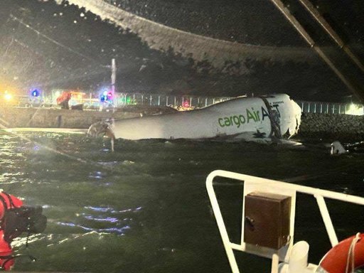 Hong Kong: Un avion cargo a lovit un vehicul la aterizare, a ieşit de pe pistă şi a căzut în mare. Două persoane au murit