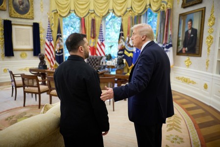 Întâlnirea dintre Trump şi Zelenski a fost tensionată şi s-a ajuns la ceartă cu ţipete. Preşedintele SUA a înjurat tot timpul şi a aruncat hărţile frontului ucrainean, cerându-i liderului de la Kiev să accepte condiţiile lui Putin - presă