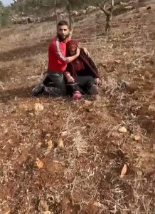 O femeie palestiniană, internată în spital după ce a fost lovită cu un baston de un colonist israelian mascat
