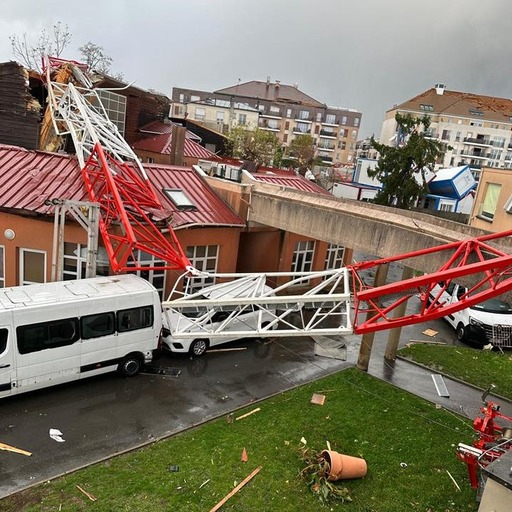 Un mort şi patru răniţi grav după ce o tornadă a răsturnat trei macarale în regiunea Parisului - VIDEO
