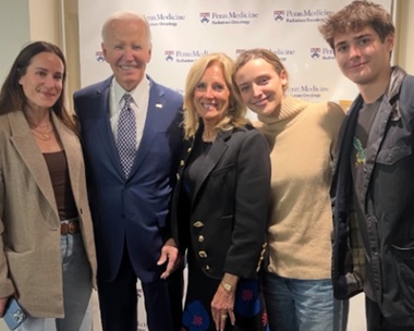 Joe Biden termină o ”cură de radioterapie” împotriva cancerului de prostată şi ”sună clopoţelul” Penn Medicine Radiation Oncology, la Philadelphia