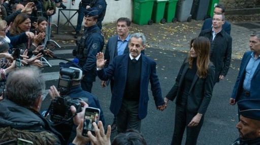 Sarkozy, însoţit în Închisoarea Santé, la Paris, de către doi agenţi de securitate, instalaţi într-o celulă vecină