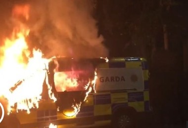 O manifestaţie în faţa unui hotel pentru solicitanţii de azil din Irlanda a degenerat în violenţe şi confruntări cu poliţia