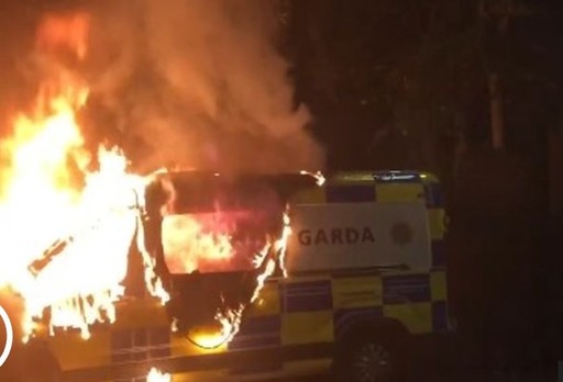 O manifestaţie în faţa unui hotel pentru solicitanţii de azil din Irlanda a degenerat în violenţe şi confruntări cu poliţia