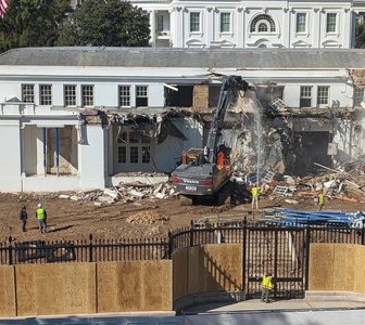 „Auziţi zgomotul magnific al şantierului?” Criticat, Donald Trump apără construirea unei săli de bal la Casa Albă