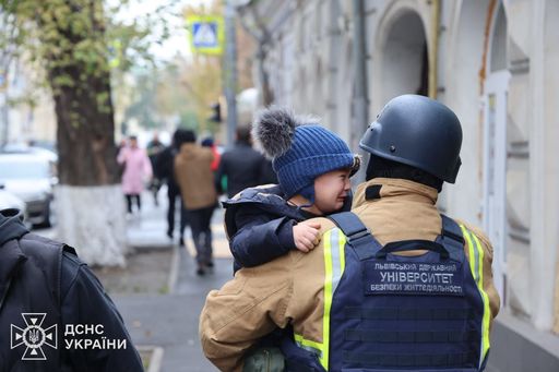 Grădiniţă lovită într-un atac al ruşilor în Harkov. O persoană a murit - FOTO