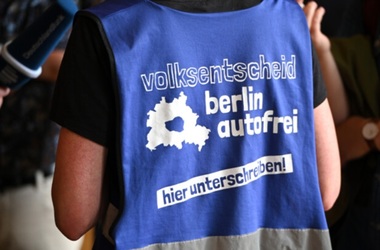 Circulaţia automobilelor ar putea fi limitată la 12 zile pe an de persoană, la Berlin, prin referendum, în urma unui iniţiative a mişcării ecologiste ”Berlinul fără maşini”