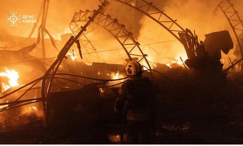 Rusia atacă Kievul pentru a doua noapte la rând. Sunt cel puţin şapte răniţi