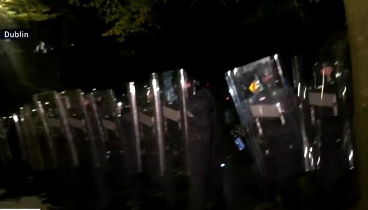 A treia noapte de tulburări în Dublin. Protestatarii au încercat să atace hotelul pentru solicitanţii de azil