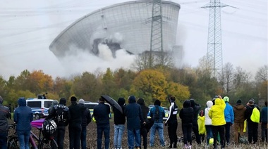 Germania demolează turnurile de răcire ale Centralei Nucleare de la Gundremmingen, în cadrul abandonării energiei nucleare. Desfiinţarea urmează să se încheie în 2040