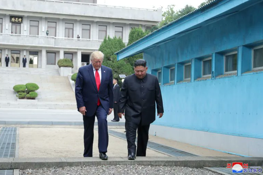 Trump se declară pregătit să-şi prelungească turneul în Asia pentru a se întâlni cu dictatorul Kim Jong Un
