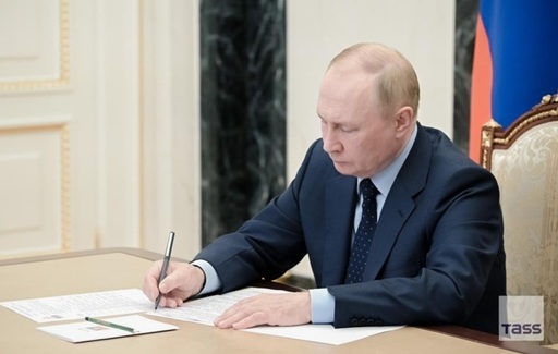 Putin pune capăt unui acord pe care l-a semnat cu SUA în urmă cu 25 de ani privind retratarea plutoniului. Fiecare parte se angaja să recicleze 24 de tone de plutoniu din Războiul Rece în combustibil pentru energie nucleară, echivalentul a 17.000 de arme nucleare