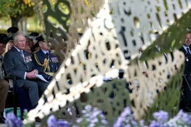 Regela Charles al III-lea inaugurează un memorial dedicat militarilor lesbiene, gat, bisexuali şi transsexuali, "An Opened letter", la National Memorial Arboretum