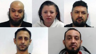 Cinci români au fost condamnaţi la închisoare în Scoţia pentru violarea şi exploatarea sexuală a femeilor vulnerabile într-un caz „deosebit de şocant”. Cel mai probabil, ei vor fi expulzaţi după executarea pedepselor