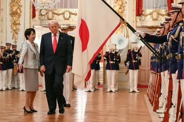 Donald Trump, cucerit de noul premier japonez Sanae Takaichi, care-i promite, la Tokyo, o ”nouă epocă de aur” şi cu care încheie un acord privind pământuri rare