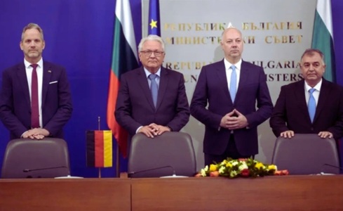 Bulgaria semnează un contract istoric cu gigantul german Rheinmetall în vederea înfiinţării unei fabrici de muniţie, o investiţie de o jumătate de miliard de euro. Boiko Borisov îşi asumă meritul şi anunţă că l-a înfrânt pe Viktor Orban în competiţia atra