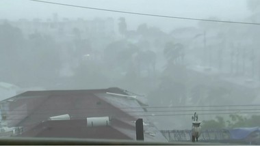 Melissa a ajuns în Jamaica ca un uragan distrugător de categoria 5, cu rafale de vânt atingând aproape 300 de km/h