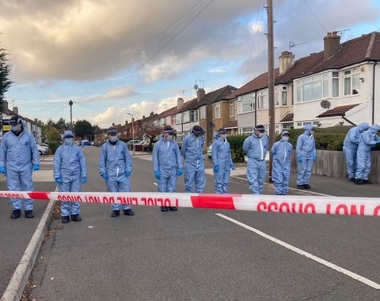 Un mort şi doi răniţi în Regatul Unit, într-un atac cu cuţitul la Uxbridge, la vest de Londra. Un bărbat arestat, un afgan de 22 de ani, scrie presa, regularizat în 2022. Poliţia exclude un atac terorist