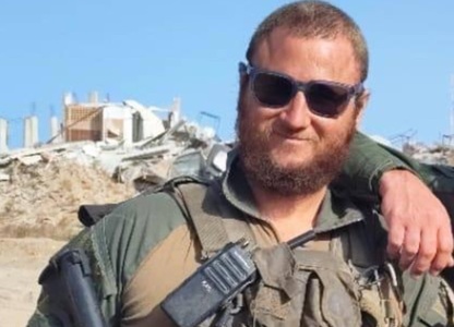 Un militar israelian, Yona Efraim Feldbaum, ”a căzut în luptă în sudul Fâşiei Gaza”, anunţă armata israeliană. Netanyahu îi aduce un omagiu general-maiorului în rezervă, în vârstă de 37 de ani