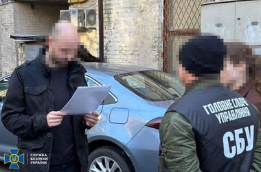 Un fost instructor militar ”european”, arestat şi acuzat de SBU de spionaj în favoarea Rusiei. SBU nu specifică ţara din care provine şi-l acuză de faptul că se pregătea să comită ”acte de terorism”