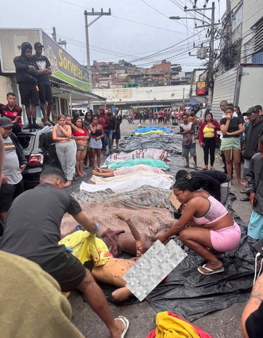 Cea mai sângeroasă operaţiune a poliţiei din istoria Braziliei. Cadavrele stau aliniate pe străzile din Rio, numărul morţilor în urma raidurilor a ajuns la 132