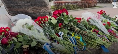 Diplomaţi occidentali au adus un omagiu, la Moscova, victimelor represiunii sovietice. Unele dintre buchetele depuse aveau panglici albastre şi galbene, culorile drapelului ucrainean - FOTO