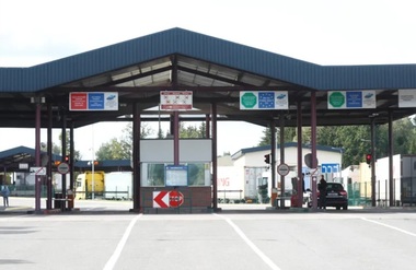 Lituania îşi închide frontiera cu Belarusul timp de o lună, până la 30 noiembrie, după pătrunderea unor baloane care transportau ţigări de contrabandă, denunţată de Vilnius şi UE drept un ”atac hibrid”. Mii de muncitori navetişti belaruşi şi companii lituaniene, afectate