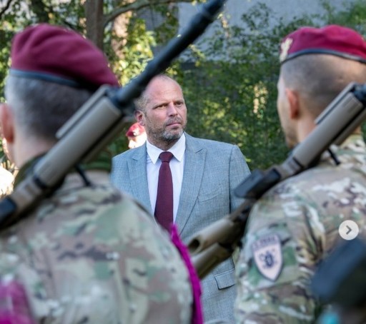 Ministrul belgian al apărării recurge la Selena Gomez într-o dispută cu Dmitri Medvedev